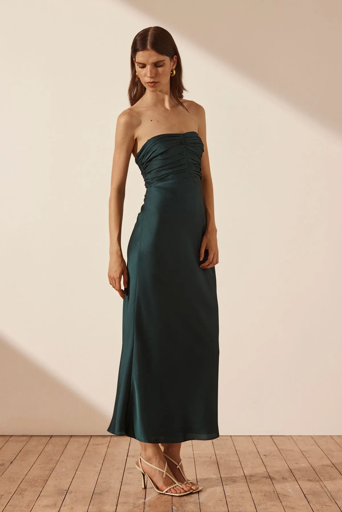 LUXE STRAPLESS RUCHED BODICE MIDI DRESS - EMERALD