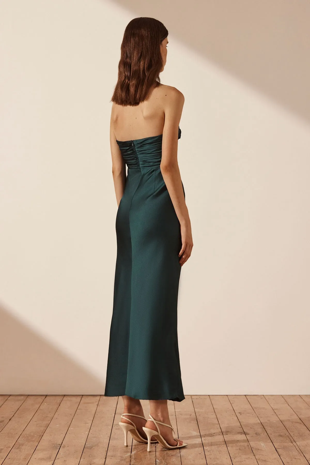 LUXE STRAPLESS RUCHED BODICE MIDI DRESS - EMERALD