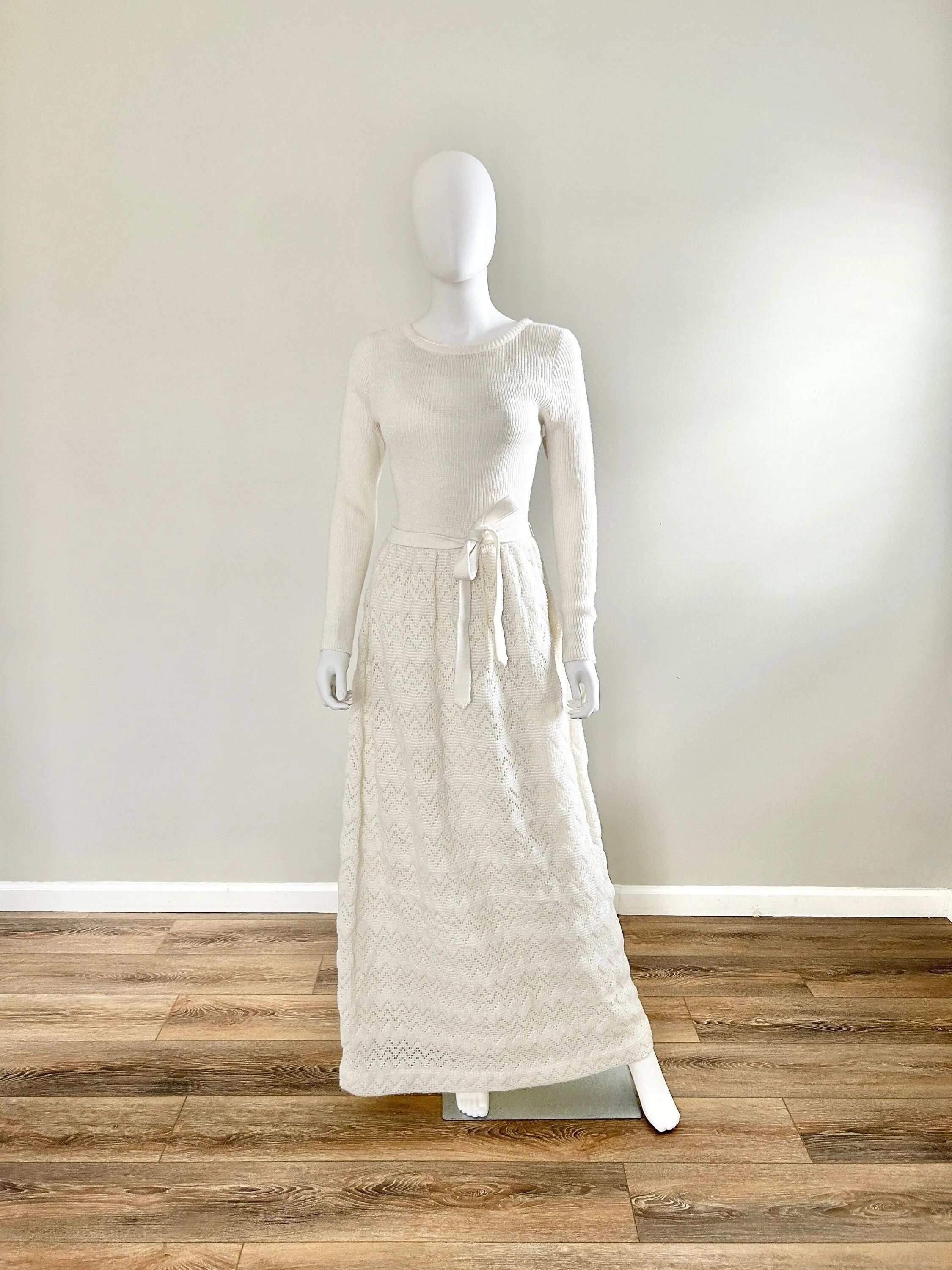 Vintage 1970s White Sweater Maxi Dress / 70s Molly Parnis dress / Size S M